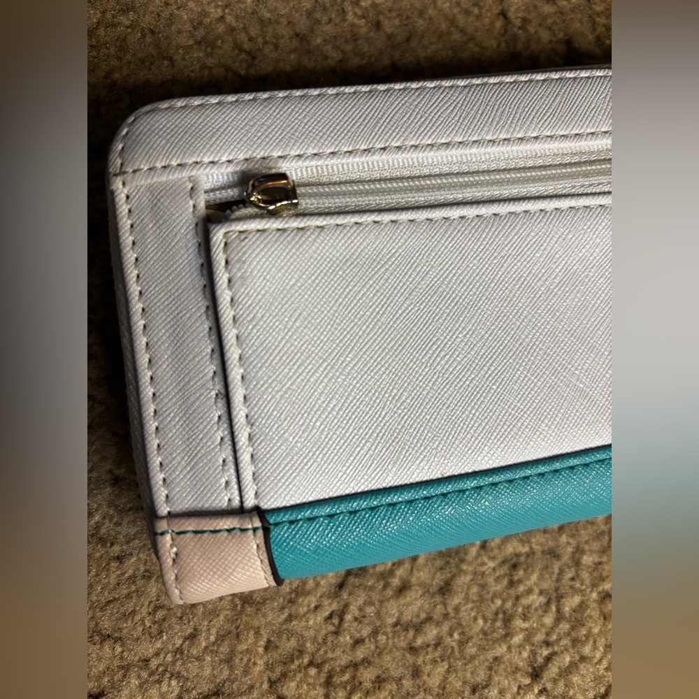 Guess White and Tan Wallet - Picture 4 of 10
